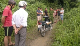 Con nghiện chết giữa đường, chân gác lên xe máy